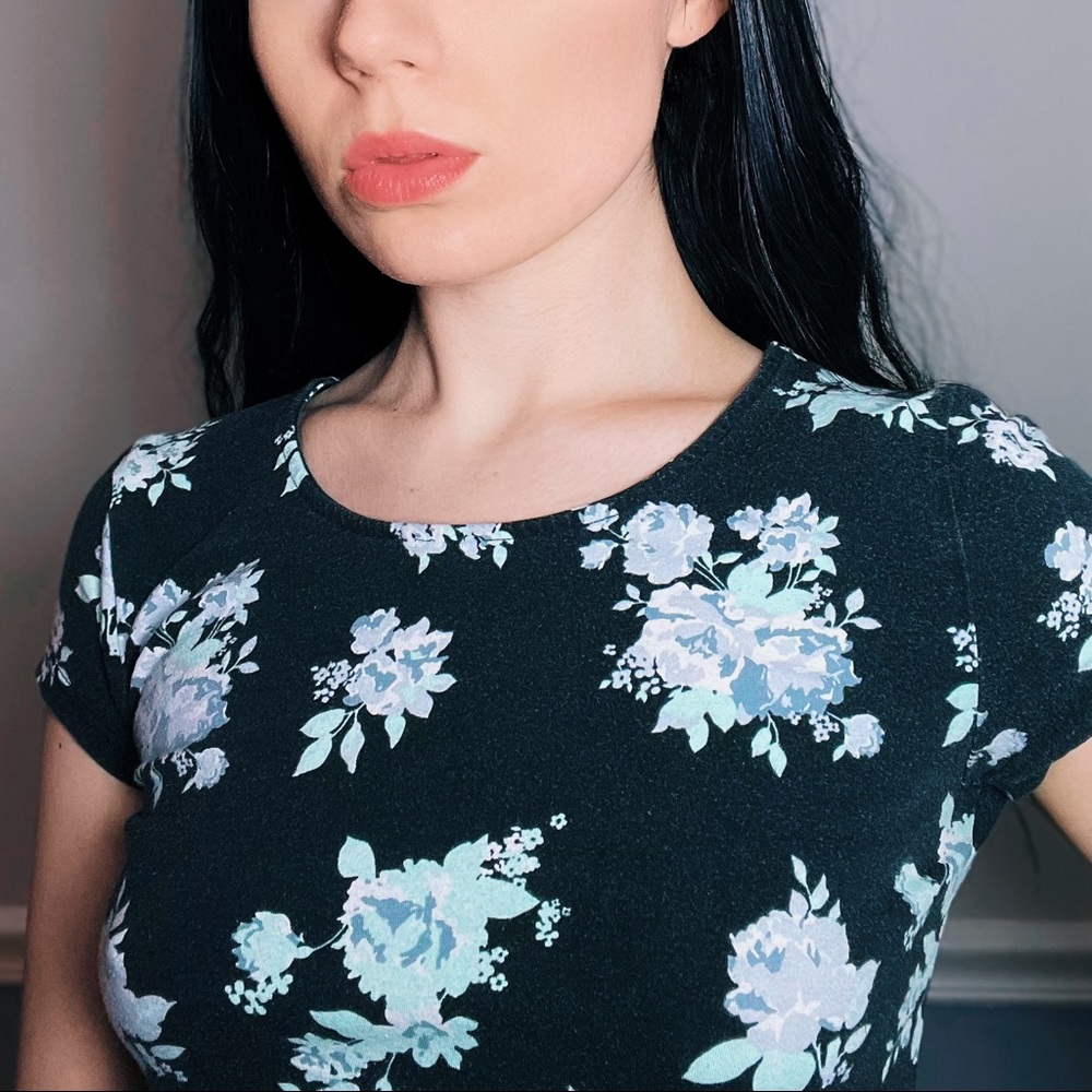 SO Floral Crop Top Blue Black Flowers Size 16 Youth / Adult S